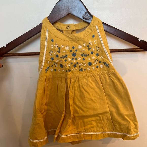 Cute mustard top with flowers - Picture 2 of 7